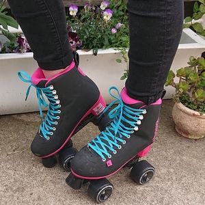 Chaya Melrose Black/Pink Skates